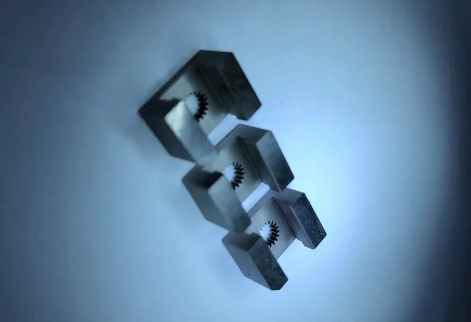 Charakterystyka części EDM z drutem zębatym.