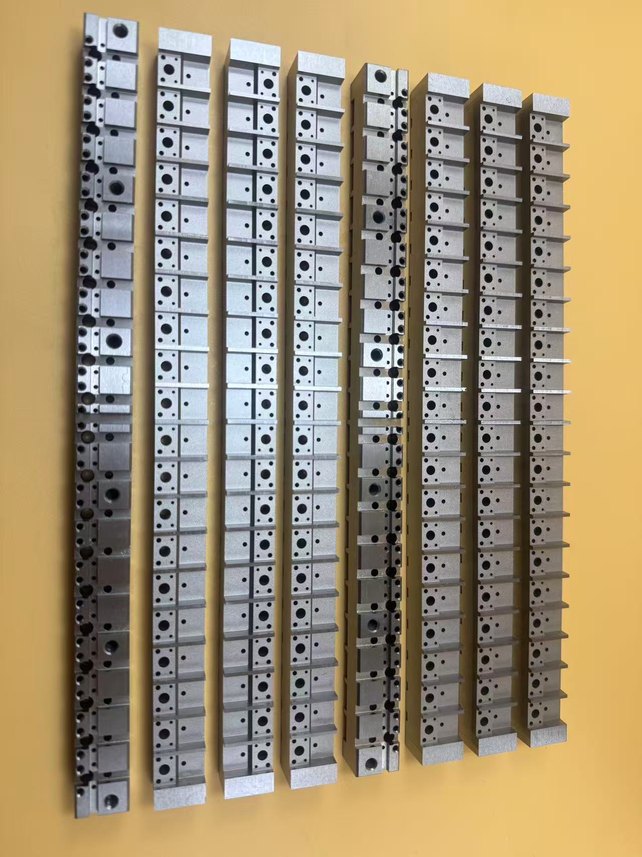 Jakie są podstawowe zalety produktu związanego z powolnym cięciem drutu?