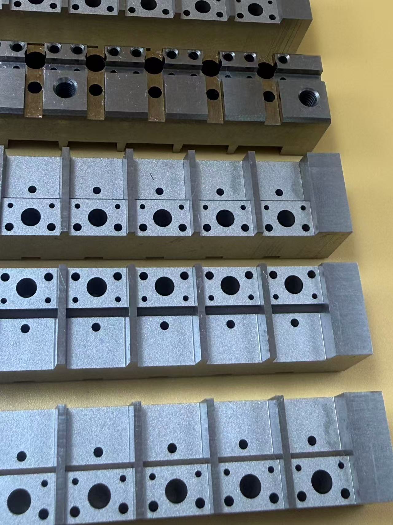 Jakie są zastosowania technologii obróbki elektroerozyjnej z powolnym drutem w formach do pakowania półprzewodników?